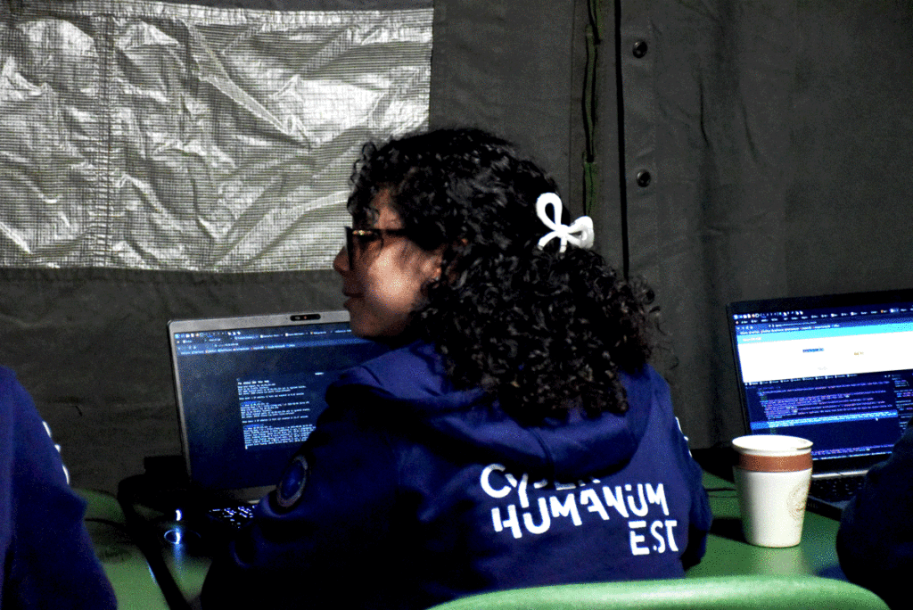 Une étudiante participante au CHE devant un ordinateur