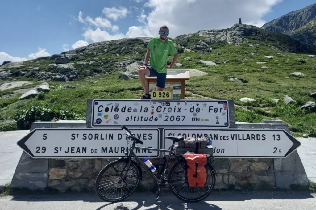 Antoine Belmude sur des panneaux de signalisation lors d'une excursion à vélo
