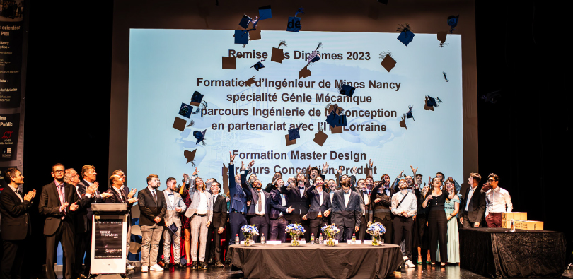 Photo des diplômés de la promotion 2023 sur scène avec lancé de chapeaux