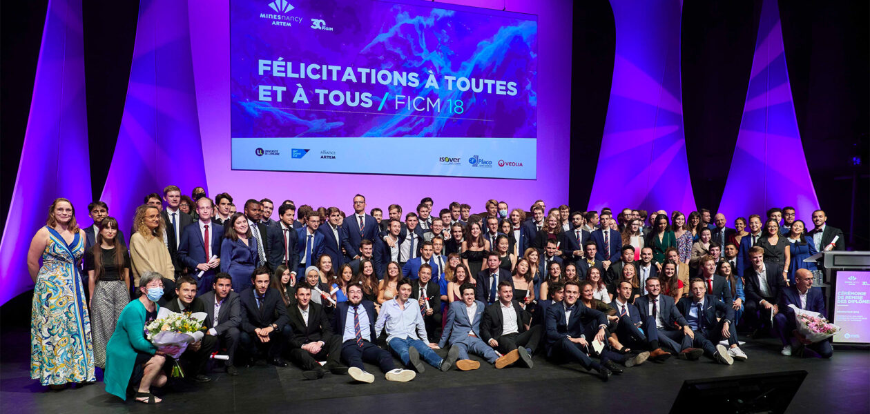 Groupe d'élèves sur scène venant de recevoir leur diplôme