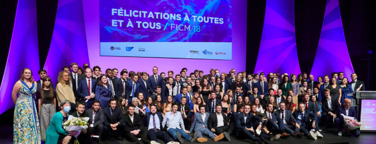 Groupe d'élèves sur scène venant de recevoir leur diplôme