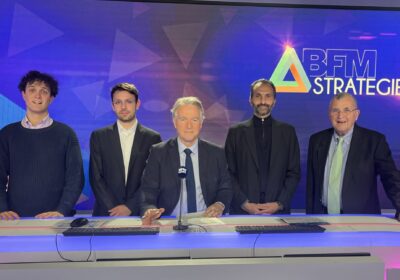 Photo prise sur le plateau de BFM Stratégie présentant de gauche à droite : Matthieu Ostertag, Benjamin Sapin, Frédéric Simottel, Eric Tadbir et Xavier Fontanet.