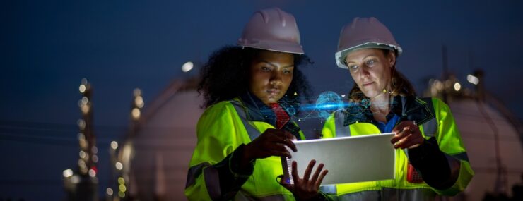 2 femmes ingénieures en extérieur regardent une tablette tactile