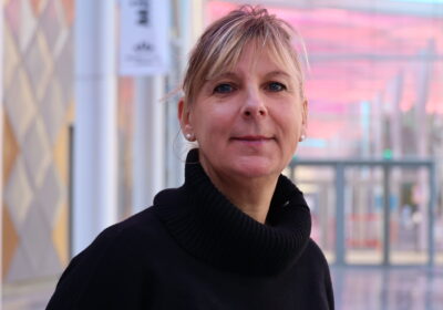 Photo portrait de Catherine Henry dans la galerie du campus Artem