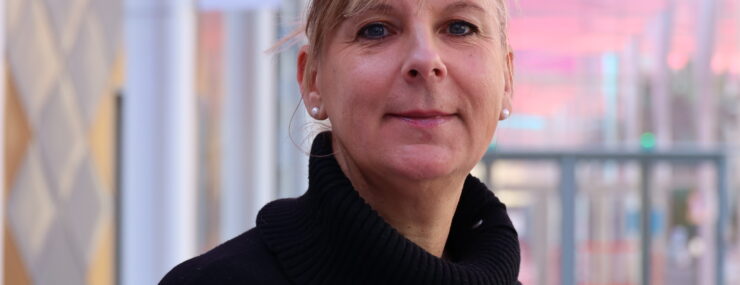 Photo portrait de Catherine Henry dans la galerie du campus Artem
