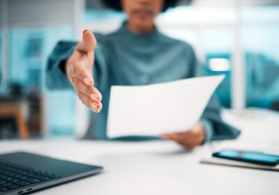silhouette féminine avec un cv dans la main et qui tend la main