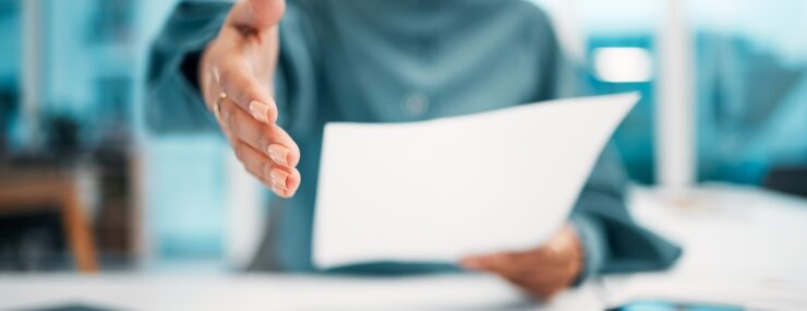 silhouette féminine avec un cv dans la main et qui tend la main