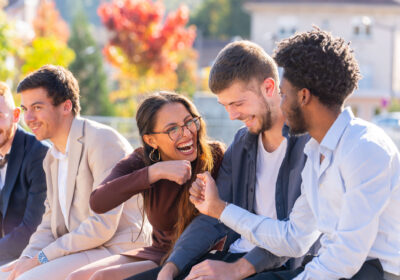 groupe d'étudiants en extérieurs partageant un moment de complicité
