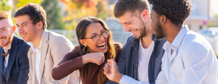 groupe d'étudiants en extérieurs partageant un moment de complicité