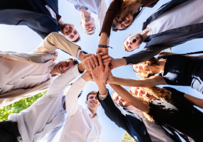 groupe d'étudiants et étudiantes en cercle mains tendues