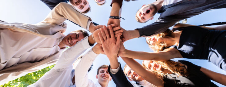 groupe d'étudiants et étudiantes en cercle mains tendues