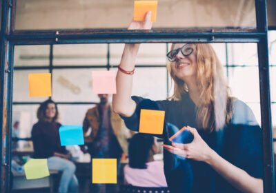 Etudiante collant un post it sur tableau