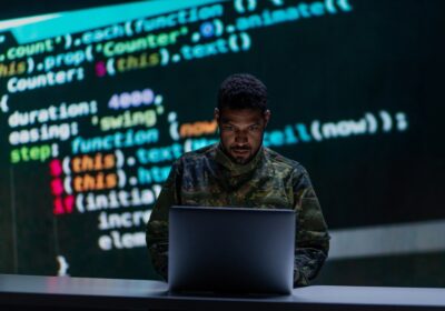 Pirate en uniforme militaire sur le web sombre, concept de cyberguerre.