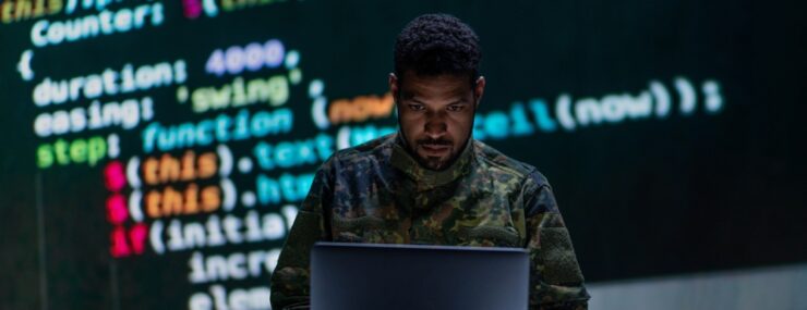 Pirate en uniforme militaire sur le web sombre, concept de cyberguerre.