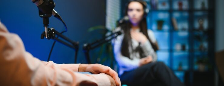 Un homme et une femme en pleine interview dans un studio radio/podcast