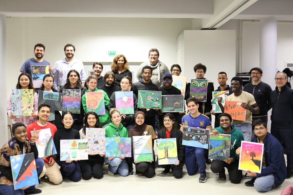 Photo de groupe des étudiants avec les œuvres crées dans les mains