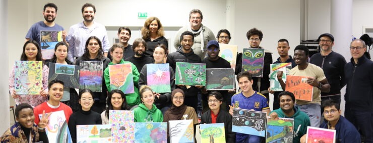 Photo de groupe des étudiants avec les œuvres crées dans les mains