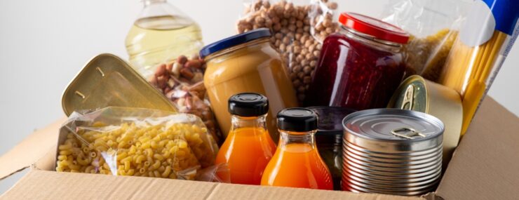 charité, soutien et concept - gros plan sur la nourriture dans la boîte à dons