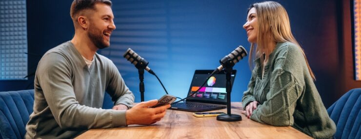 1 homme et 1 femme en face à face parlant au micro