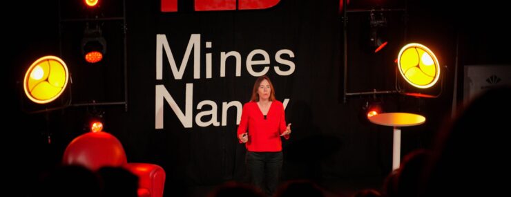 Femme sur scène s'adreessant au publioc lors du Tedxminesnancy
