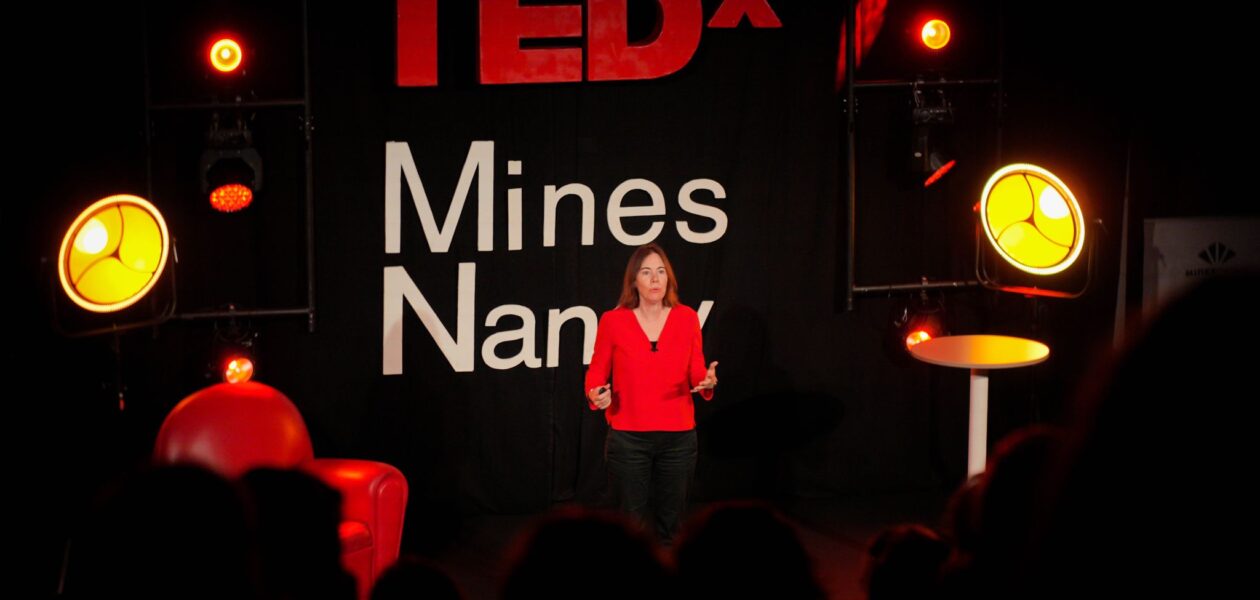 Photo d'une femme sur scène s'adressant au public lors du TedxMinesNancy