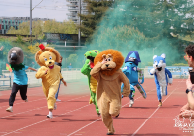 Mascottes des différentes écoles sur une piste de course