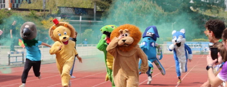Mascottes des différentes écoles sur une piste de course