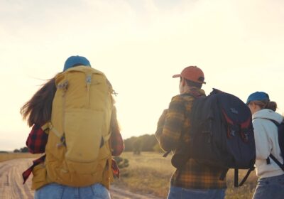 groupe de 3 personnes en randonnée extérieure