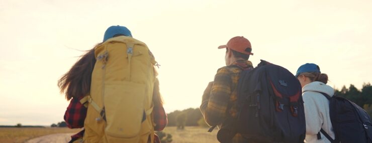 groupe de 3 personnes en randonnée extérieure