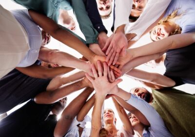 Mains de plusieurs personnes tendues au centre