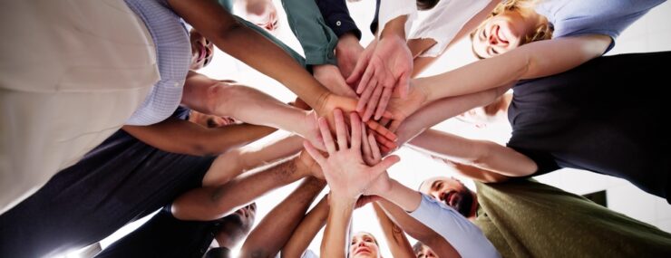 Mains de plusieurs personnes tendues au centre