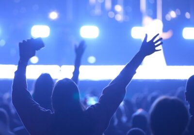 Concert en salle avec silhouettes de personnes s'amusant