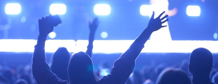 Concert en salle avec silhouettes de personnes s'amusant