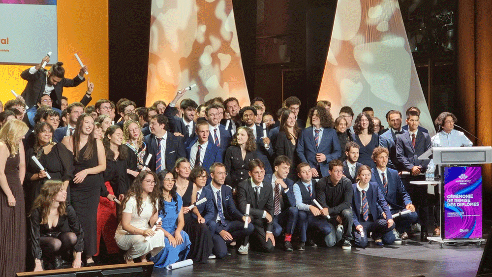 Groupe des élèves diplômés sur scène lors de la remise des diplômes en septembre 2025 à Nancy