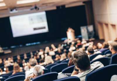Vue d'un intérieur d'amphithéâtre lors d'une conférence