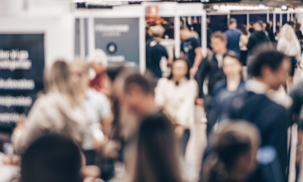 Allée d'un salon professionnel bondée de monde