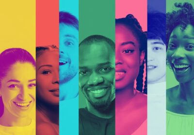 Collage coloré de personnes multiethniques souriantes sur des panneaux de verticale