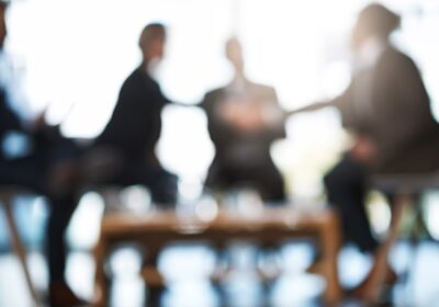 Panel d'entrevue, les gestionnaires des RH et serrer la main avec le candidat pour le recrutement, contrat ou flou