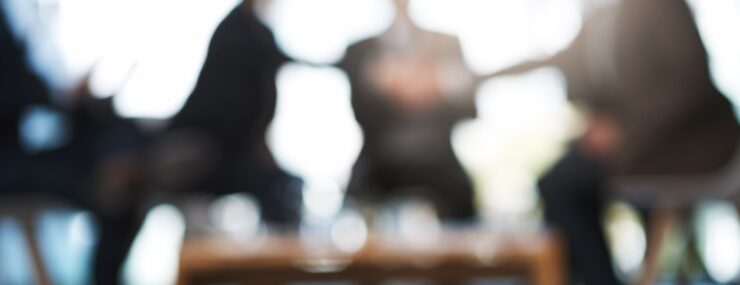 Panel d'entrevue, les gestionnaires des RH et serrer la main avec le candidat pour le recrutement, contrat ou flou